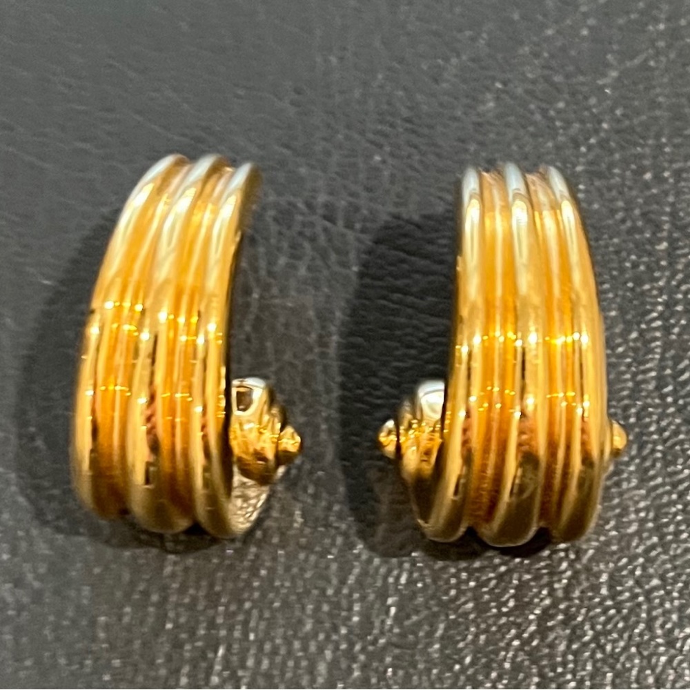 SOLD SOLD
Vintage Gold earrings .5 ounce lovely hollow earrings - Picture 1 of 4